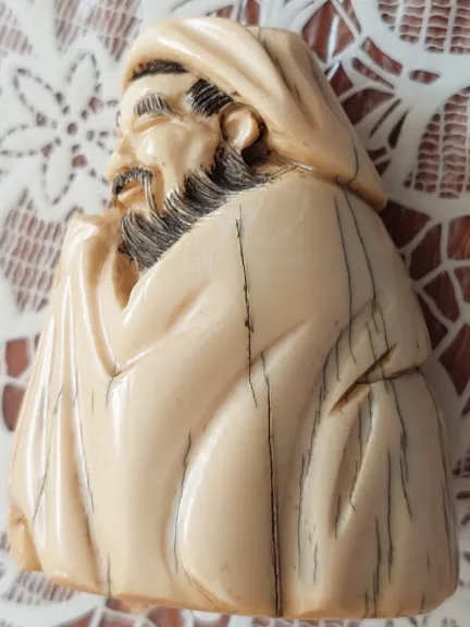 sculptures en miniature ou Netsuke en ivoire d'un vieux japonais fin 19ème