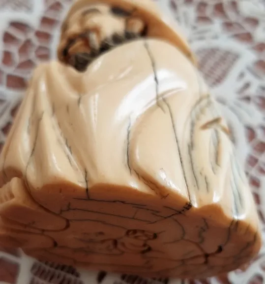 sculptures en miniature ou Netsuke en ivoire d'un vieux japonais fin 19ème
