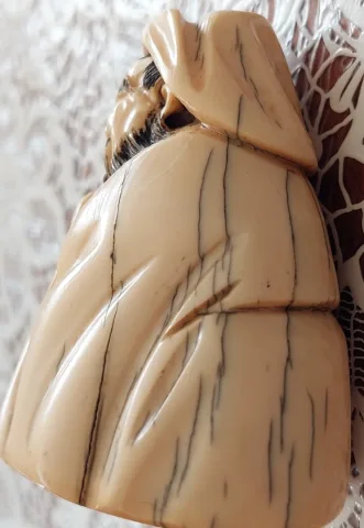 sculptures en miniature ou Netsuke en ivoire d'un vieux japonais fin 19ème