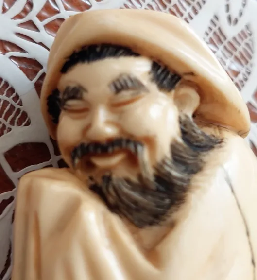 sculptures en miniature ou Netsuke en ivoire d'un vieux japonais fin 19ème