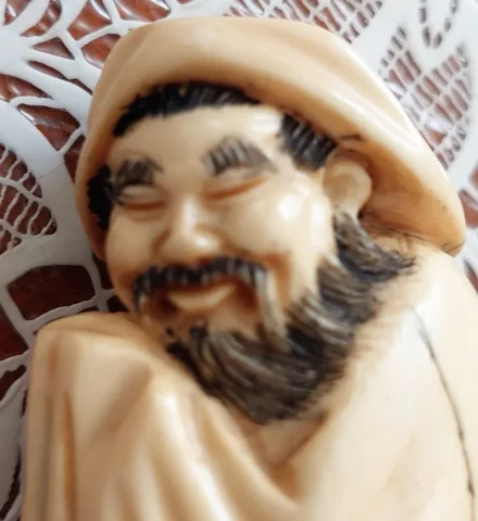 sculptures en miniature ou Netsuke en ivoire d'un vieux japonais fin 19ème