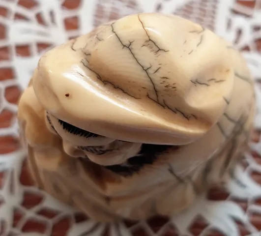 sculptures en miniature ou Netsuke en ivoire d'un vieux japonais fin 19ème