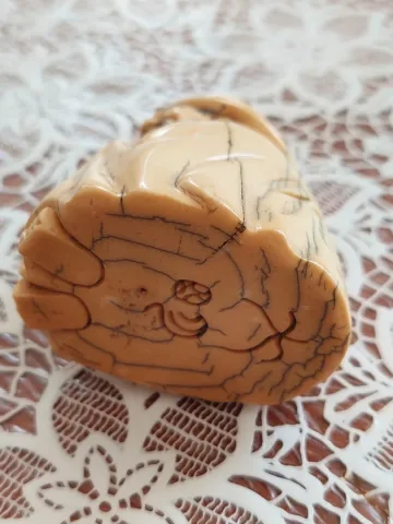 sculptures en miniature ou Netsuke en ivoire d'un vieux japonais fin 19ème