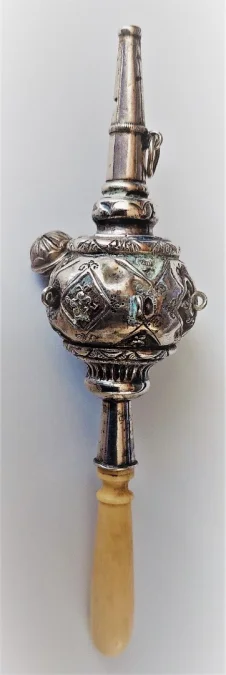 Hochet siffleur en argent massif d'époque XIXème siècle