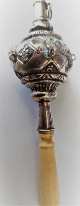 Hochet siffleur en argent massif d'époque XIXème siècle