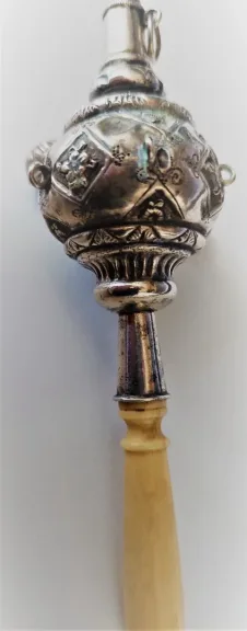 Hochet siffleur en argent massif d'époque XIXème siècle