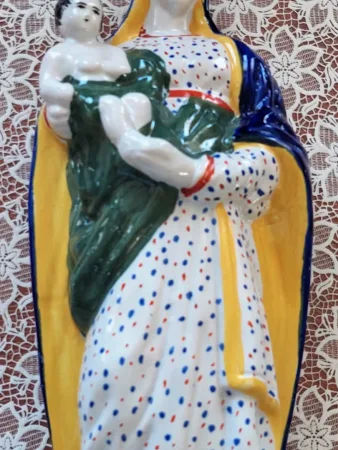 Statuette en faience Vierge tenant l'Enfant Jésus marquée Sainte Marie fin XIXème siècle