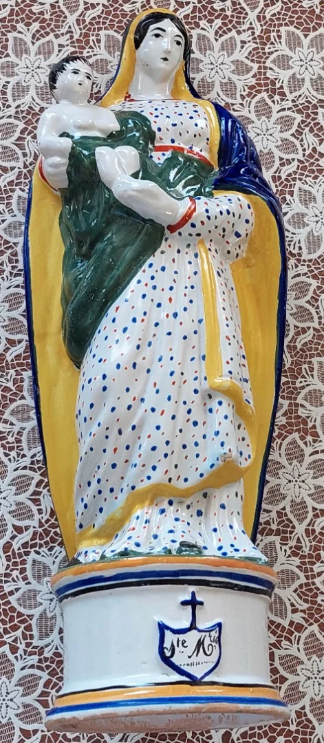Statuette en faience Vierge tenant l'Enfant Jésus marquée Sainte Marie fin XIXème siècle