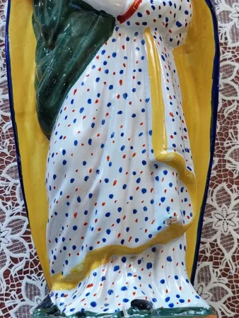 Statuette en faience Vierge tenant l'Enfant Jésus marquée Sainte Marie fin XIXème siècle