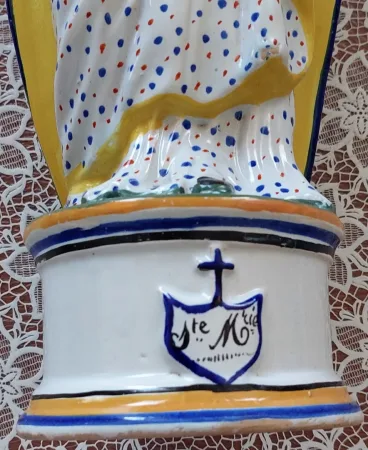 Statuette en faience Vierge tenant l'Enfant Jésus marquée Sainte Marie fin XIXème siècle