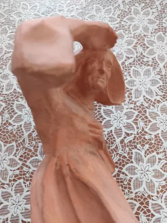Malicorne  statuette bretonne regardant au loin en Terre cuite signé Yvon ROY (1904/1968)