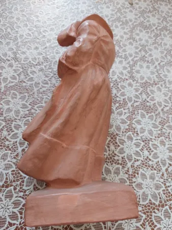Malicorne  statuette bretonne regardant au loin en Terre cuite signé Yvon ROY (1904/1968)