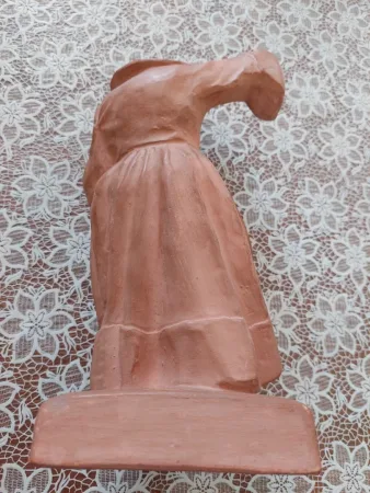 Malicorne  statuette bretonne regardant au loin en Terre cuite signé Yvon ROY (1904/1968)