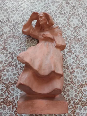 Malicorne  statuette bretonne regardant au loin en Terre cuite signé Yvon ROY (1904/1968)