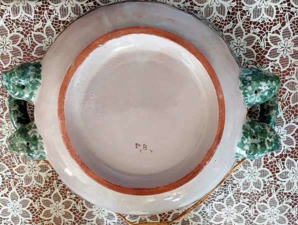 Plat a anses en faïence signée de Malicorne Pouplard Beatrix à décors de Bretons