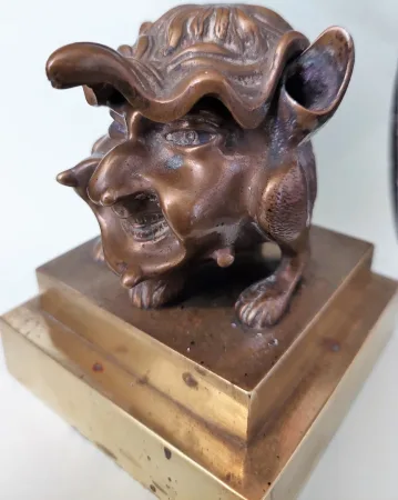 Ancien encrier ancien en bronze doré sur socle à tête de monstre grotesque