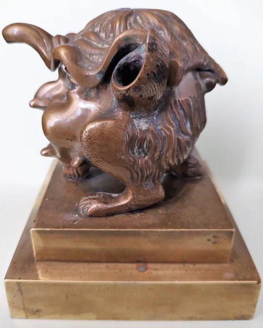 Ancien encrier ancien en bronze doré sur socle à tête de monstre grotesque