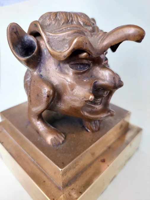 Ancien encrier ancien en bronze doré sur socle à tête de monstre grotesque