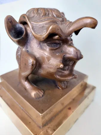 Ancien encrier ancien en bronze doré sur socle à tête de monstre grotesque