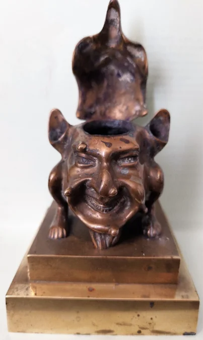 Ancien encrier ancien en bronze doré sur socle à tête de monstre grotesque