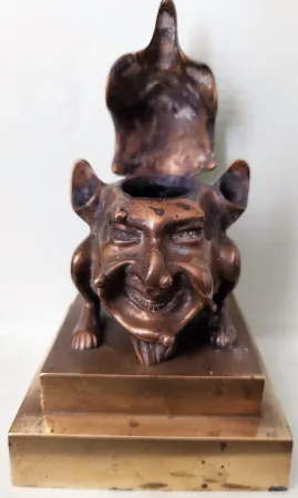 Ancien encrier ancien en bronze doré sur socle à tête de monstre grotesque