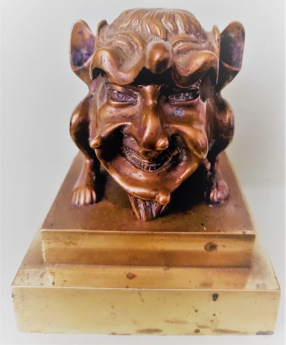 Ancien encrier ancien en bronze doré sur socle à tête de monstre grotesque