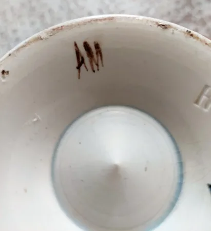 Vase en faïence Gien à décor de gueux fin XIXème