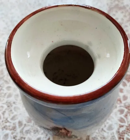 Vase en faïence Gien à décor de gueux fin XIXème