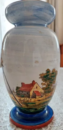 Vase en faïence Gien à décor de gueux fin XIXème