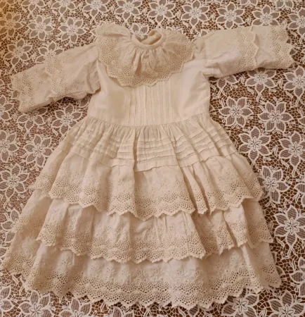 Poupée allemande corps articulé marqué 6/2 avec vêtements anciens yeux fixes bruns bouche ouverte haut 68cm 1914