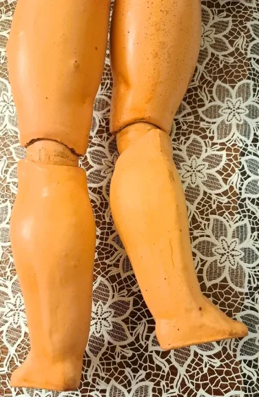 Poupée allemande corps articulé marqué 6/2 avec vêtements anciens yeux fixes bruns bouche ouverte haut 68cm 1914