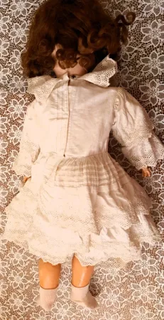 Poupée allemande corps articulé marqué 6/2 avec vêtements anciens yeux fixes bruns bouche ouverte haut 68cm 1914
