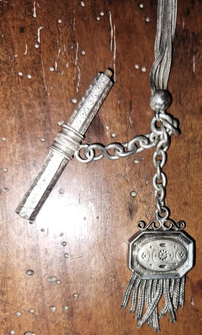 Montre à gousset avec sa châtelaine en argent à clapet
