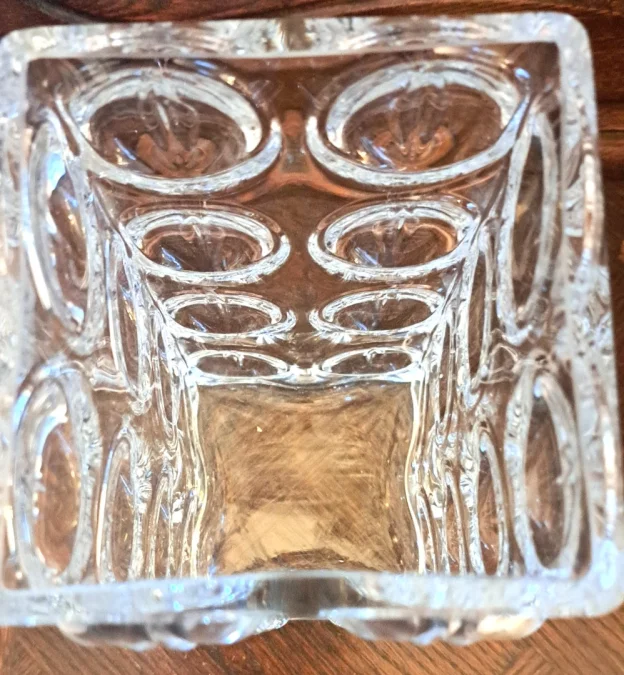 Vase transparent carré avec bulles géométrique lourd vintage en cristal des années 1970