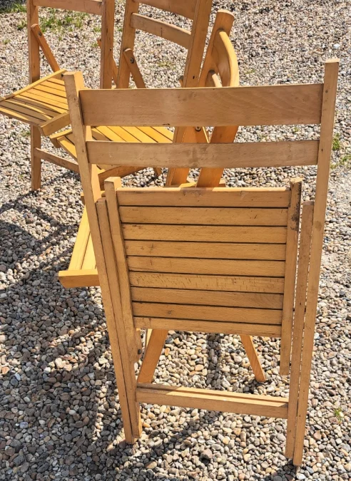 Lot de quatre chaises de jardin pliantes en bois années 60