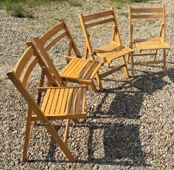 Lot de quatre chaises de jardin pliantes en bois années 60
