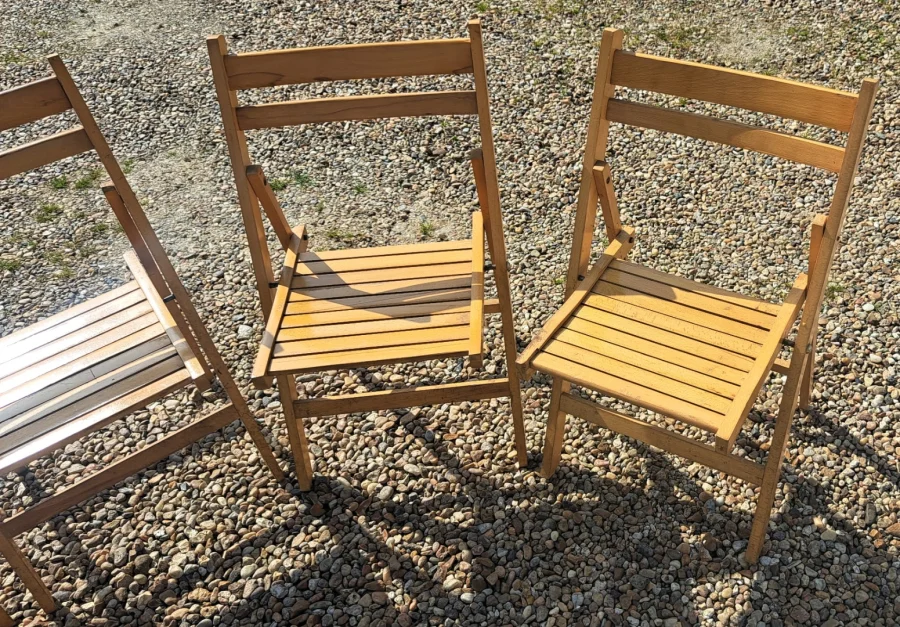 Lot de quatre chaises de jardin pliantes en bois années 60