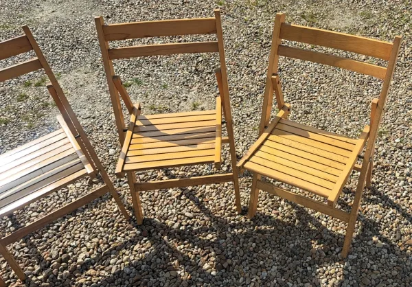 Lot de quatre chaises de jardin pliantes en bois années 60