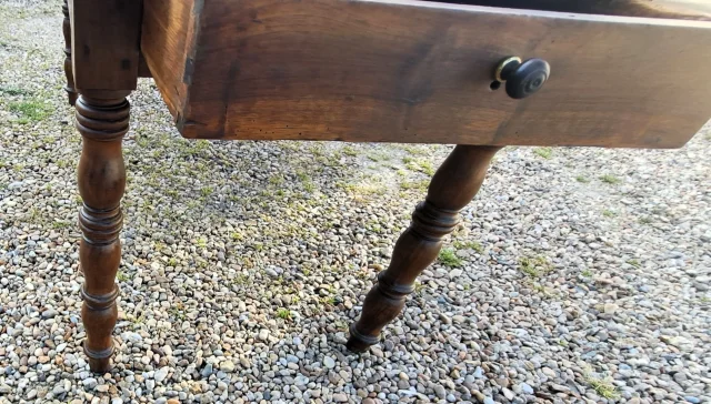 Ancienne table de cuisine en noyer blond massif 19ème