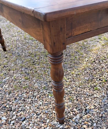 Ancienne table de cuisine en noyer blond massif 19ème