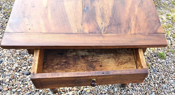 Ancienne table de cuisine en noyer blond massif 19ème