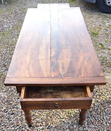 Ancienne table de cuisine en noyer blond massif 19ème