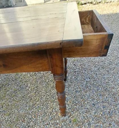 Ancienne table de cuisine en noyer blond massif 19ème