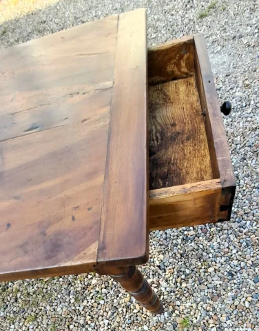 Ancienne table de cuisine en noyer blond massif 19ème