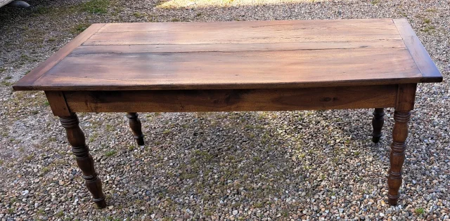 Ancienne table de cuisine en noyer blond massif 19ème