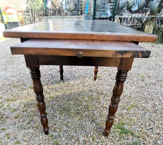 Ancienne table de cuisine en noyer blond massif 19ème
