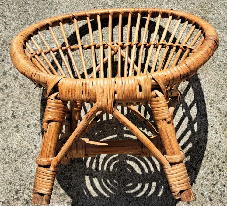 Fauteuil rond en rotin pour enfants année 70