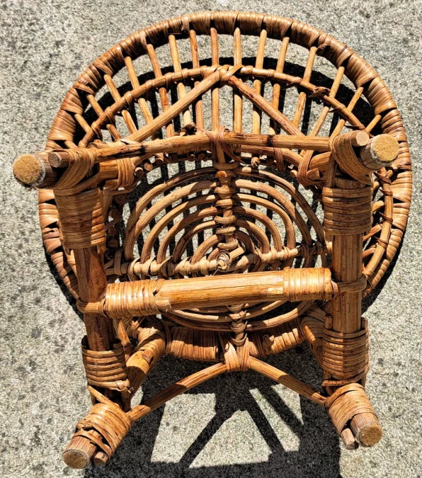 Fauteuil rond en rotin pour enfants année 70