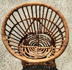 Fauteuil rond en rotin pour enfants année 70