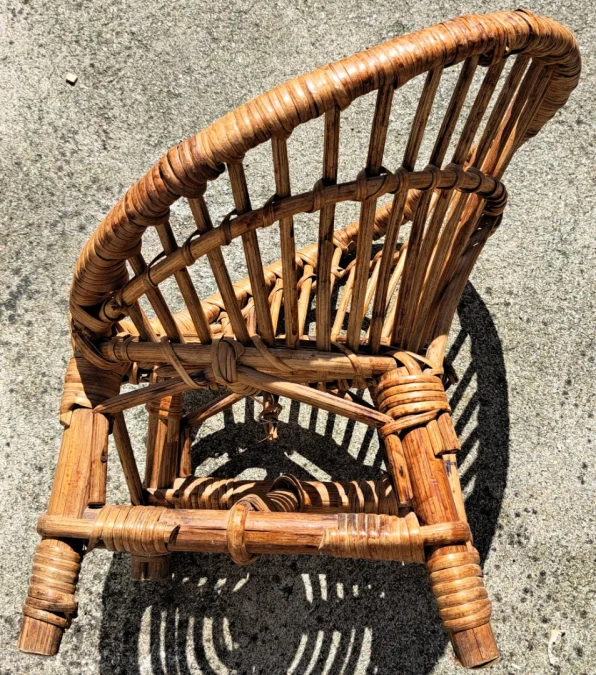 Fauteuil rond en rotin pour enfants année 70
